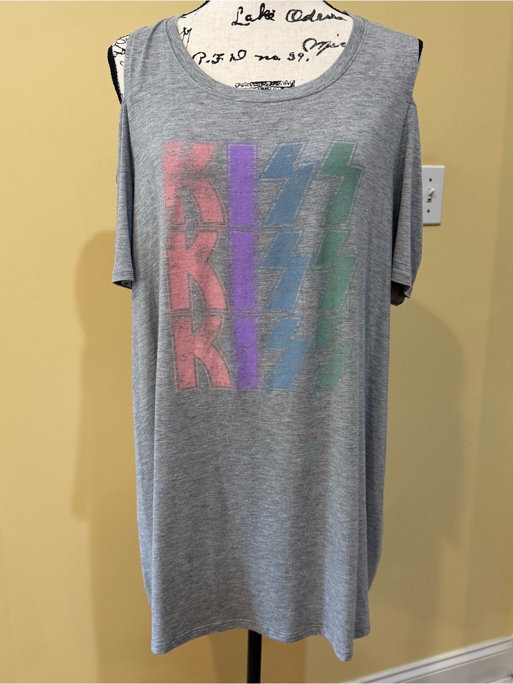 Layne Bryant Gray Cold Shoulder Graphic Tee with Multicolor KISS Print, 18/20